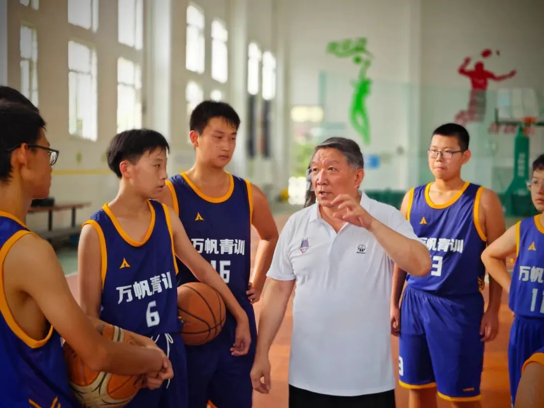 如何在篮球训练营中改善比赛策略?_1